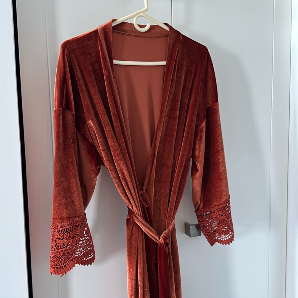 Velvet long bridal robe with lace
